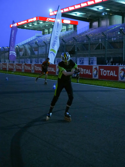 Mats arrivée aux stands de nuit 24h du Mans Roller 2016 par Patrice Briet